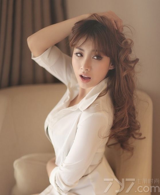 性感尤物尽显完美曲线。丰满翘臀，性感S身形，诱人妩媚。修身白衬衫包裹不住丰满酥胸，大秀事业线。在如此静谧的氛围拍摄写真，让人沉浸其中，久久不能忘怀。
