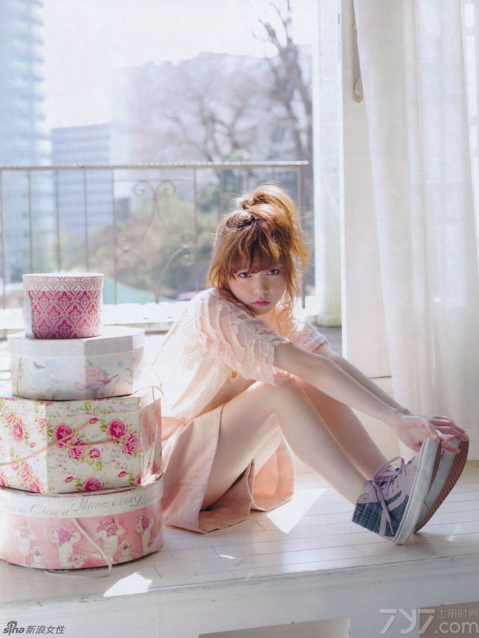 岛崎遥香，1994年3月30日出生于日本琦玉县，日本女子偶像团体AKB48成员，隶属于经纪公司大苹果（ビッグアップル；Big Apple）。AKB48萌妹岛崎遥香甜美写真，超可爱日本少女掳获人心。