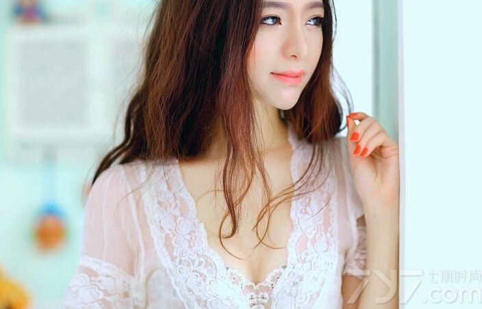 这组绝色美女室内性感睡衣写真图片，有些透视的白色睡衣展示出性感美女的完美身材，白皙的浑圆丰胸瞬间吸引到不少焦点，精致完美容颜以及性感长腿都是诱人的武器，深V事业线更令人难以抵挡，分享绝色美女睡衣写真图片，性感白色尽显魅惑之情。