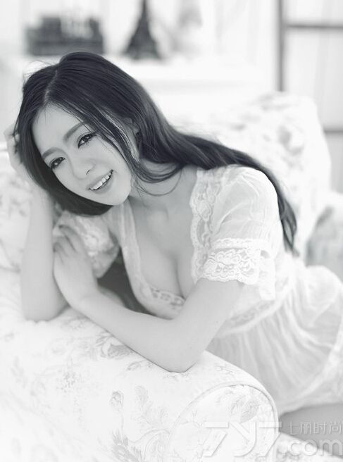 这组绝色美女室内性感睡衣写真图片，有些透视的白色睡衣展示出性感美女的完美身材，白皙的浑圆丰胸瞬间吸引到不少焦点，精致完美容颜以及性感长腿都是诱人的武器，深V事业线更令人难以抵挡，分享绝色美女睡衣写真图片，性感白色尽显魅惑之情。
