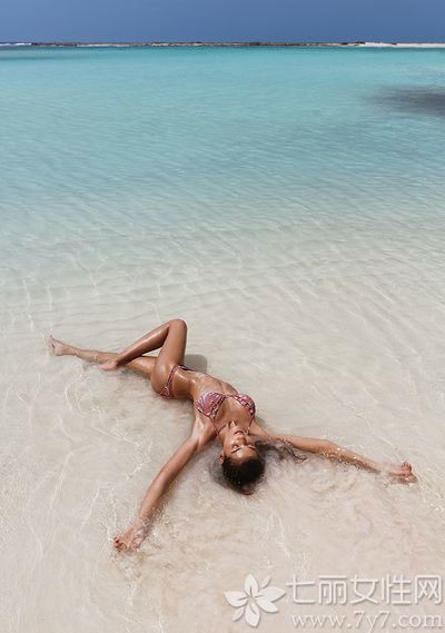 夏日最适合的就是去海边游玩了，太阳明媚海水湛蓝，给人一种好心情，看见沙滩上的比基尼女郎们，更是感觉清凉无比了，性感比基尼女郎沙滩写真，夏日美女狂欢引人注目。