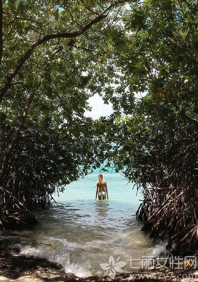夏日最适合的就是去海边游玩了，太阳明媚海水湛蓝，给人一种好心情，看见沙滩上的比基尼女郎们，更是感觉清凉无比了，性感比基尼女郎沙滩写真，夏日美女狂欢引人注目。