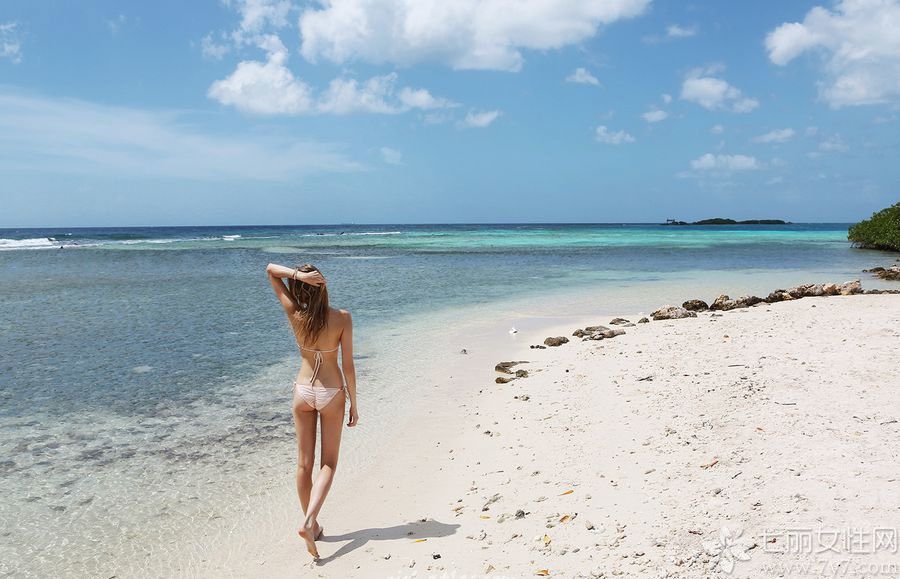 夏日最适合的就是去海边游玩了，太阳明媚海水湛蓝，给人一种好心情，看见沙滩上的比基尼女郎们，更是感觉清凉无比了，性感比基尼女郎沙滩写真，夏日美女狂欢引人注目。