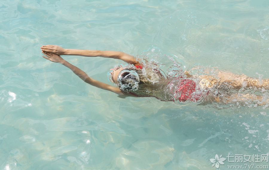 夏日最适合的就是去海边游玩了，太阳明媚海水湛蓝，给人一种好心情，看见沙滩上的比基尼女郎们，更是感觉清凉无比了，性感比基尼女郎沙滩写真，夏日美女狂欢引人注目。