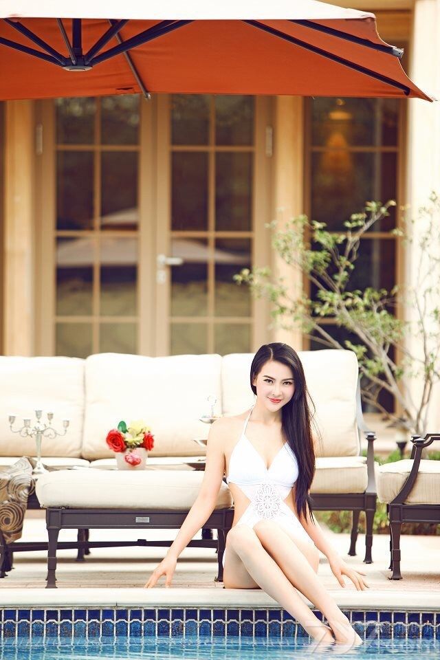 91年出生的吴丹，曾获环球比基尼小姐中国区冠军，由于拥有傲人的玲珑曲线，无论比基尼还是内衣，吴丹总能带来极致魅惑的热辣风情。所以虽然有网友称之为第一足球宝贝，但内衣女王之称也是实至名归。
据她透露，其一直是梅西的忠实粉丝，此次巴西世界杯也算是梅西的半个主场，若能在家门口捧杯夺冠，自己还要用第一足球宝贝混搭内衣女王的方式，为偶像激情喝彩！