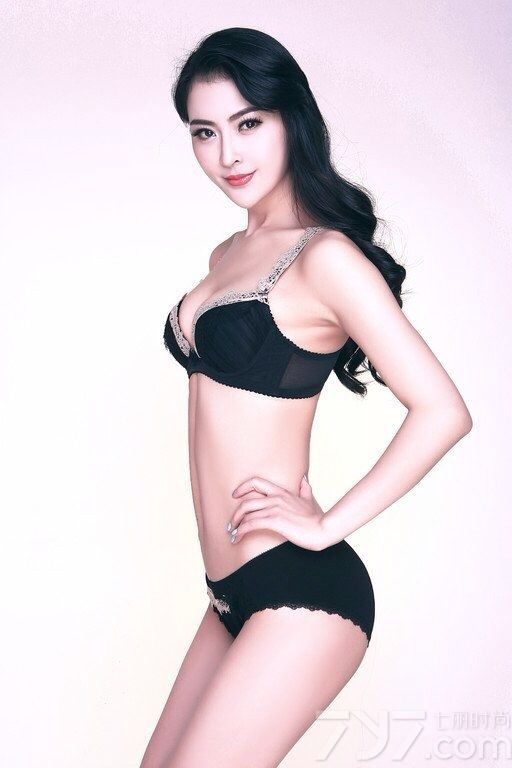 91年出生的吴丹，曾获环球比基尼小姐中国区冠军，由于拥有傲人的玲珑曲线，无论比基尼还是内衣，吴丹总能带来极致魅惑的热辣风情。所以虽然有网友称之为第一足球宝贝，但内衣女王之称也是实至名归。
据她透露，其一直是梅西的忠实粉丝，此次巴西世界杯也算是梅西的半个主场，若能在家门口捧杯夺冠，自己还要用第一足球宝贝混搭内衣女王的方式，为偶像激情喝彩！