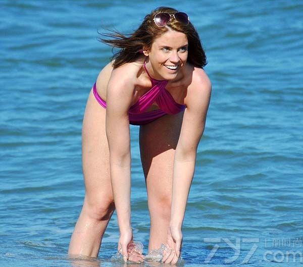 近日英国女星维琪·帕蒂森（Vicky Pattison）现身凉爽海滩，身穿玫红色两件式比基尼，斜搭款式将双峰紧紧包裹，但也掩盖不了致命诱惑，性感尤物一枚！