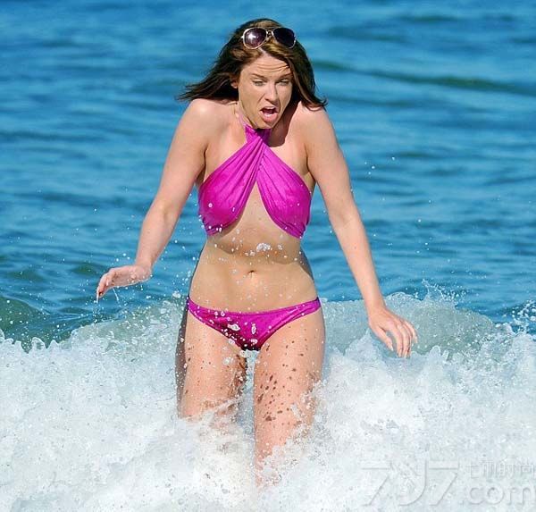 近日英国女星维琪·帕蒂森（Vicky Pattison）现身凉爽海滩，身穿玫红色两件式比基尼，斜搭款式将双峰紧紧包裹，但也掩盖不了致命诱惑，性感尤物一枚！