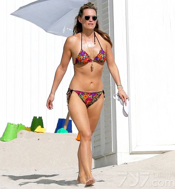 很多辣妈都埋怨生完孩子后，身材大走样，自己的美好时光再也不会复返。殊不知，只要自己注意锻炼加保养，生完孩子后身材照样火辣。不信，看看欧美明星辣妈这些性感比基尼图片，以做激励吧！