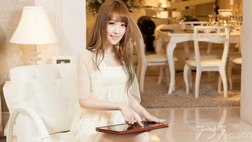 这组性感美女私房写真图片，充满了夏日清凉性感风情的魅力，宛如女神般一般的天使容颜，加上性感完美身材瞬间令宅男们难以忘怀，浑圆白皙玉肌太令人致命，分享性感美女私房写真图片，甜蜜尤物的浪漫风情。