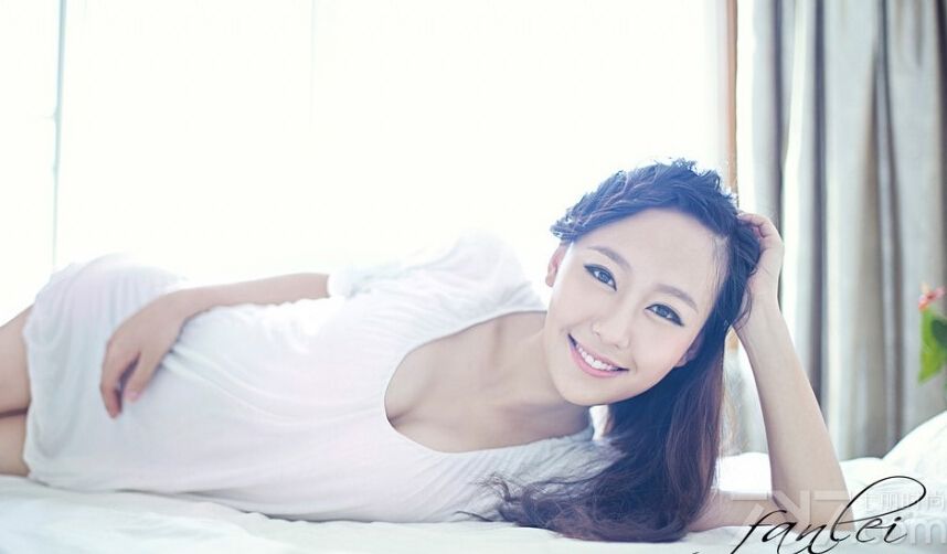 这组性感美女私房写真图片，充满了夏日清凉性感风情的魅力，宛如女神般一般的天使容颜，加上性感完美身材瞬间令宅男们难以忘怀，浑圆白皙玉肌太令人致命，分享性感美女私房写真图片，甜蜜尤物的浪漫风情。