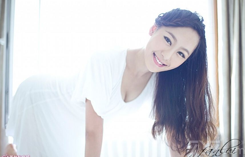 这组性感美女私房写真图片，充满了夏日清凉性感风情的魅力，宛如女神般一般的天使容颜，加上性感完美身材瞬间令宅男们难以忘怀，浑圆白皙玉肌太令人致命，分享性感美女私房写真图片，甜蜜尤物的浪漫风情。