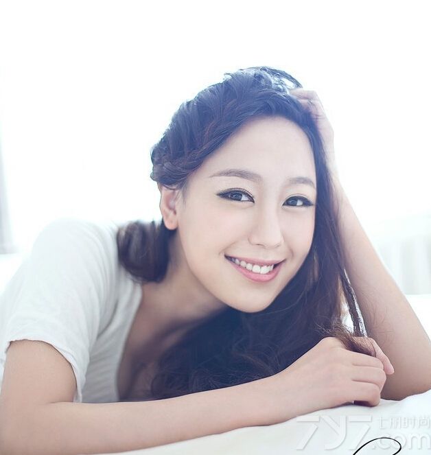 这组性感美女私房写真图片，充满了夏日清凉性感风情的魅力，宛如女神般一般的天使容颜，加上性感完美身材瞬间令宅男们难以忘怀，浑圆白皙玉肌太令人致命，分享性感美女私房写真图片，甜蜜尤物的浪漫风情。