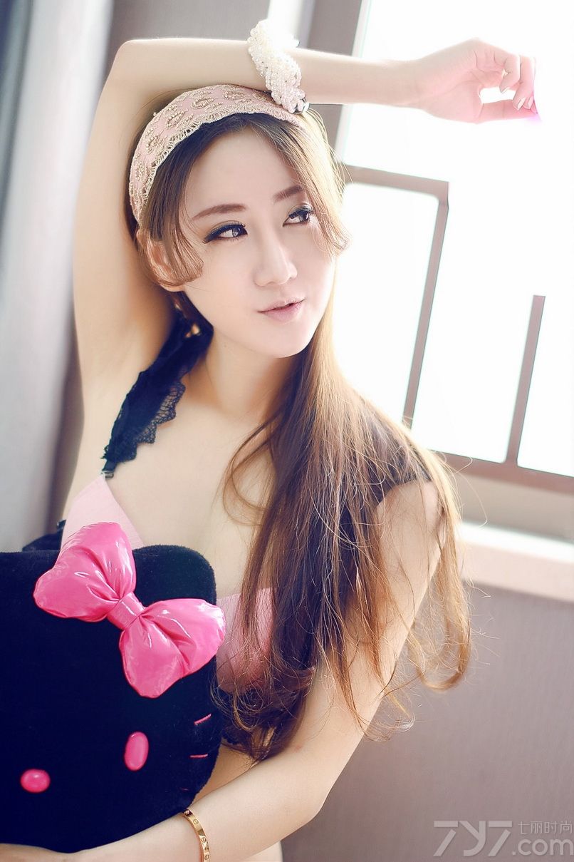 柔情似水的美女总是能轻易的引起男人们的怜爱。下面为大家分享超清纯甜美的性感美女私房写真，她面容清秀，娇艳欲滴，身穿粉色内衣在室内秀她的丰胸细腰长腿，让人心跳加速，简直停不下来。