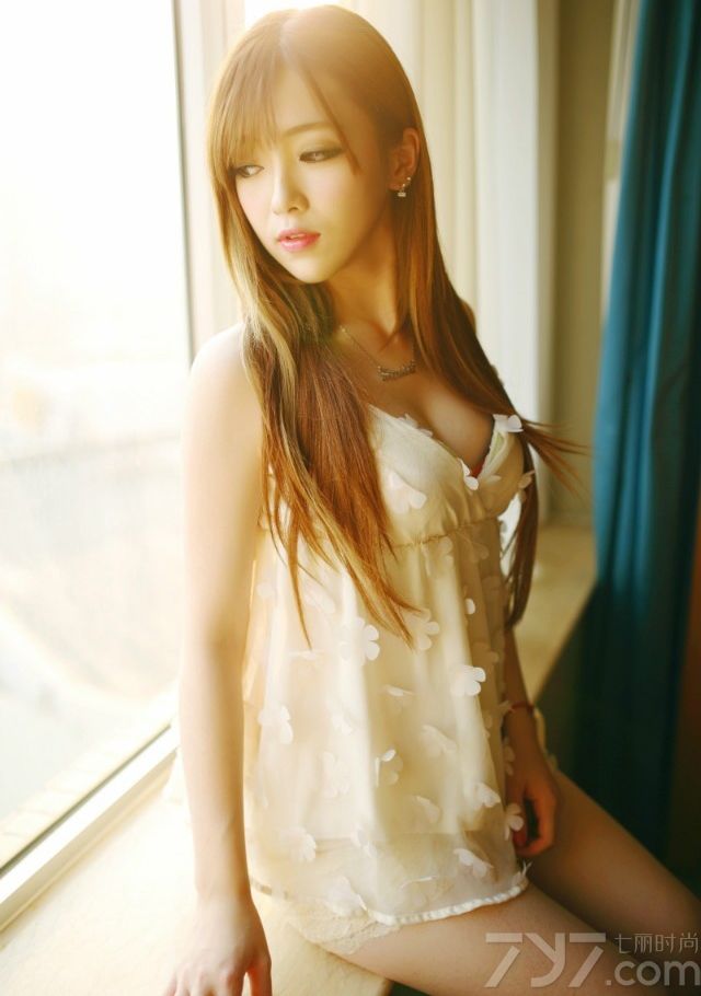 盛夏的午后，阳光照射，总是让人软绵绵的想睡觉。下面为大家献上给宅男提神的福利美女图片，身穿深V吊带衫，露出挡不住的白皙酥胸及修长美腿，在阳光照射的窗台前显得那么的悠闲自有，让人忍不住想靠近。