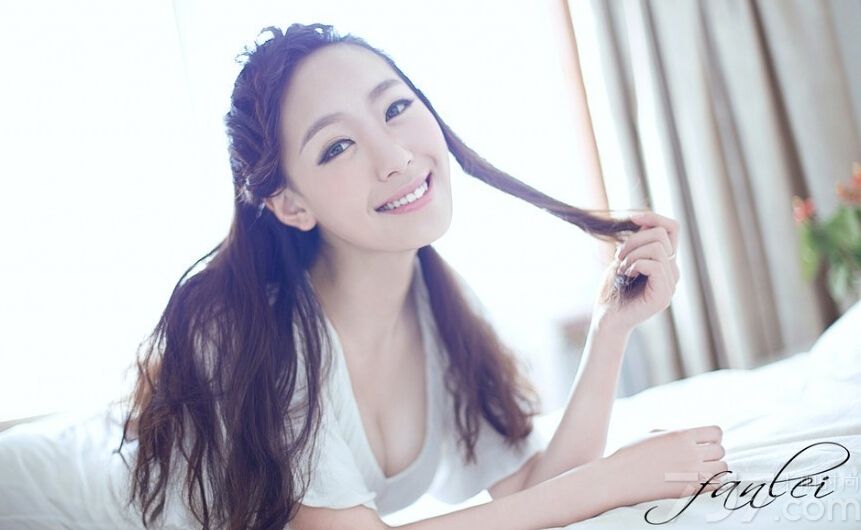 这组性感美女私房写真图片，充满了夏日清凉性感风情的魅力，宛如女神般一般的天使容颜，加上性感完美身材瞬间令宅男们难以忘怀，浑圆白皙玉肌太令人致命，分享性感美女私房写真图片，甜蜜尤物的浪漫风情。