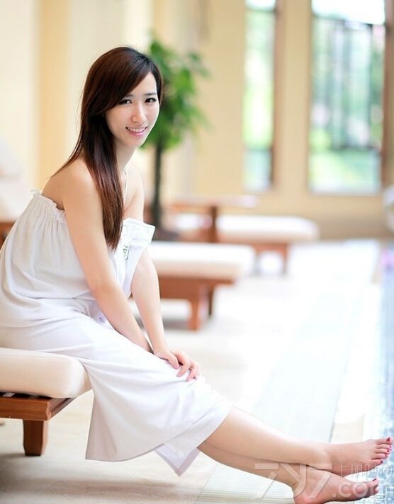 这位性感美女身穿白色比基尼，蛋糕的层的蕾丝花边突出更多的是少女气质，平坦的小腹衬托出完美的S型身材。下面就一起来看看这组写真图片，羞答答的戏水动作让你心醉。
