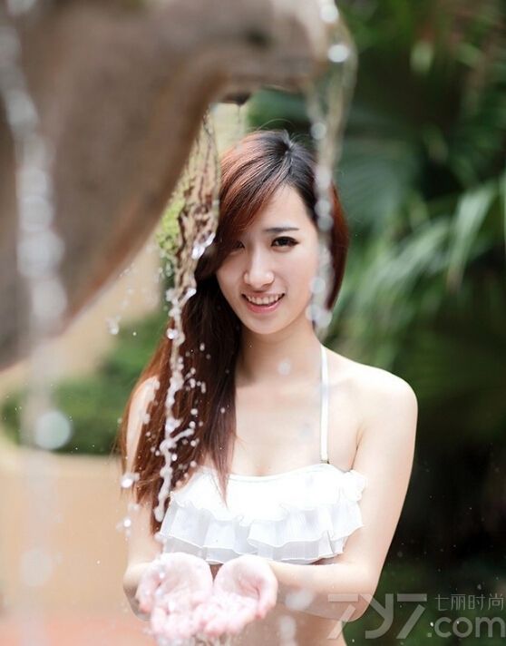 这位性感美女身穿白色比基尼，蛋糕的层的蕾丝花边突出更多的是少女气质，平坦的小腹衬托出完美的S型身材。下面就一起来看看这组写真图片，羞答答的戏水动作让你心醉。
