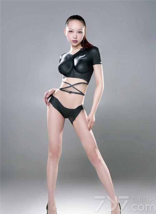 人体彩绘演绎世界杯球衣，各类美女令人目不暇接，长腿细腰丰乳翘臀，你现在还有心情看球吗？你能认出全部球队吗？2014世界杯人体彩绘球衣，性感撩人秀完美S曲线。