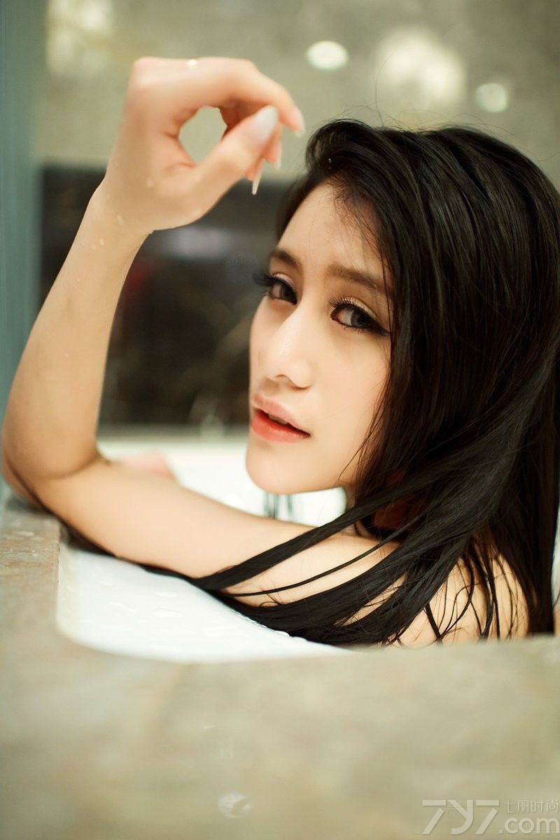 这组美女浴室私房照，长相妖娆魅惑，迷惑的眼神，身穿性感黑色内衣，外搭配大红透视装，在浴室里妖艳的展示她那完美的S形身材以及蜜乳翘臀，令宅男们看了心跳加速热情似火。