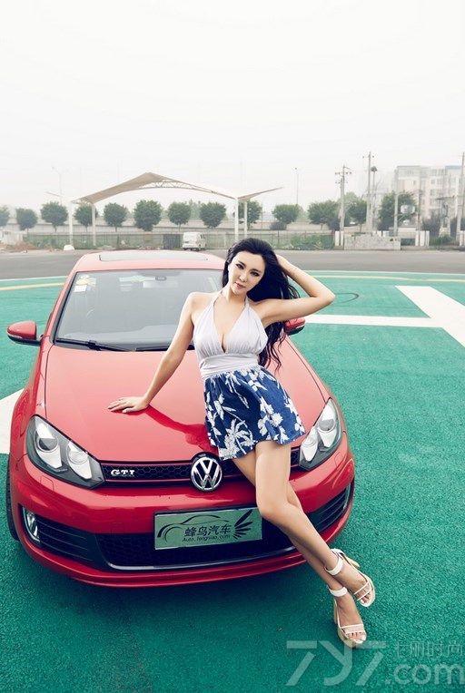 刚小希，来自北京的模特，以拍摄平面广告为主。最突出的就是她那魔鬼般的身材，一度被称为“最胸超模”。而近日,小希又爆性感写真，身穿性感比基尼洗车,完美的上演了一场诱人的湿身诱惑，一起来看看吧。