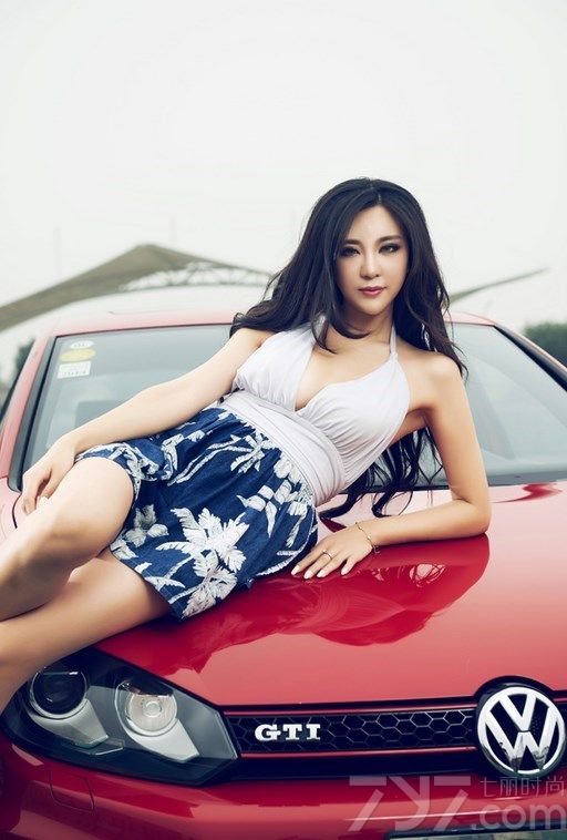 刚小希，来自北京的模特，以拍摄平面广告为主。最突出的就是她那魔鬼般的身材，一度被称为“最胸超模”。而近日,小希又爆性感写真，身穿性感比基尼洗车,完美的上演了一场诱人的湿身诱惑，一起来看看吧。