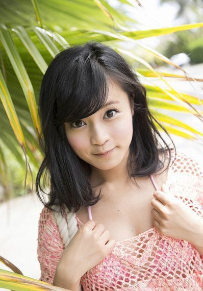 星座: 摩羯座，
出生日期: 1993-12-23，
出生地: 日本，千叶县，
更多外文名: 小島瑠璃子，
童颜巨乳的日系美女让你看花眼了吗？大片露肉确实非常勾引人，而小岛琉璃子就算身材不是那么完美，本身的魅力也是能令人倾倒的哦，日本宅男女神小岛琉璃子，沙滩比基尼性感风情写真。