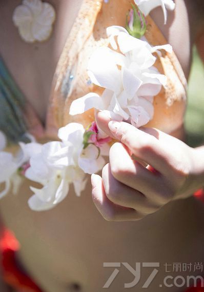 星座: 摩羯座，
出生日期: 1993-12-23，
出生地: 日本，千叶县，
更多外文名: 小島瑠璃子，
童颜巨乳的日系美女让你看花眼了吗？大片露肉确实非常勾引人，而小岛琉璃子就算身材不是那么完美，本身的魅力也是能令人倾倒的哦，日本宅男女神小岛琉璃子，沙滩比基尼性感风情写真。