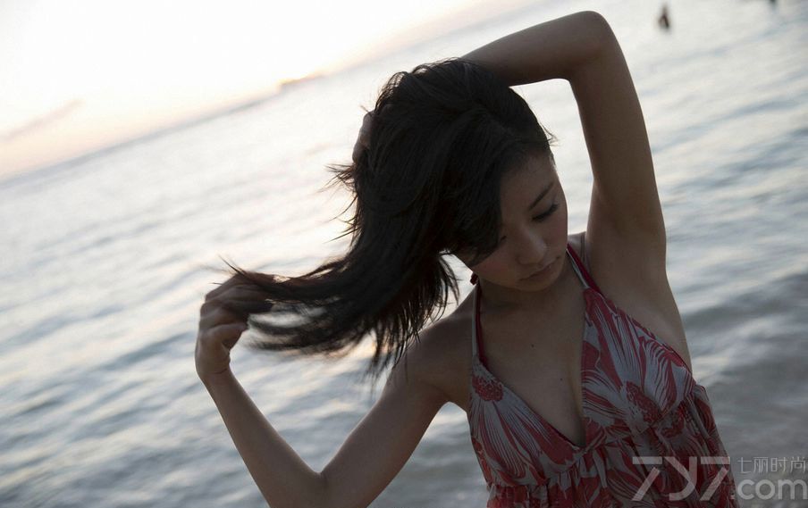 星座: 摩羯座，
出生日期: 1993-12-23，
出生地: 日本，千叶县，
更多外文名: 小島瑠璃子，
童颜巨乳的日系美女让你看花眼了吗？大片露肉确实非常勾引人，而小岛琉璃子就算身材不是那么完美，本身的魅力也是能令人倾倒的哦，日本宅男女神小岛琉璃子，沙滩比基尼性感风情写真。