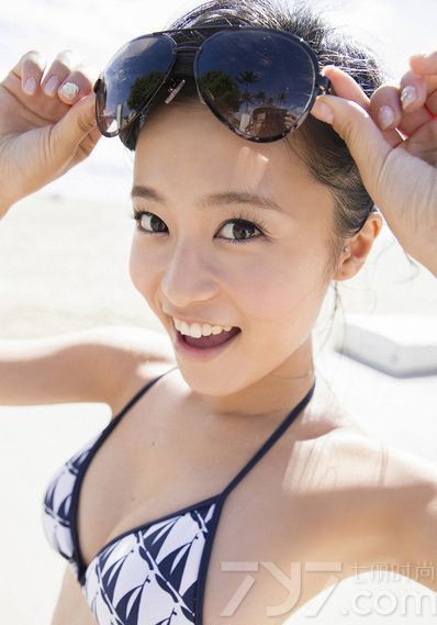 星座: 摩羯座，
出生日期: 1993-12-23，
出生地: 日本，千叶县，
更多外文名: 小島瑠璃子，
童颜巨乳的日系美女让你看花眼了吗？大片露肉确实非常勾引人，而小岛琉璃子就算身材不是那么完美，本身的魅力也是能令人倾倒的哦，日本宅男女神小岛琉璃子，沙滩比基尼性感风情写真。