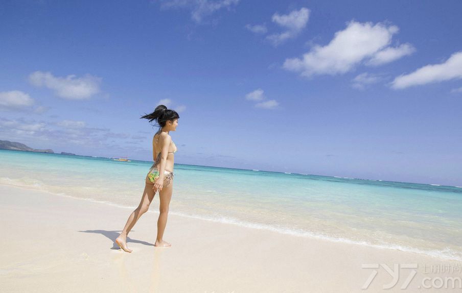 星座: 摩羯座，
出生日期: 1993-12-23，
出生地: 日本，千叶县，
更多外文名: 小島瑠璃子，
童颜巨乳的日系美女让你看花眼了吗？大片露肉确实非常勾引人，而小岛琉璃子就算身材不是那么完美，本身的魅力也是能令人倾倒的哦，日本宅男女神小岛琉璃子，沙滩比基尼性感风情写真。