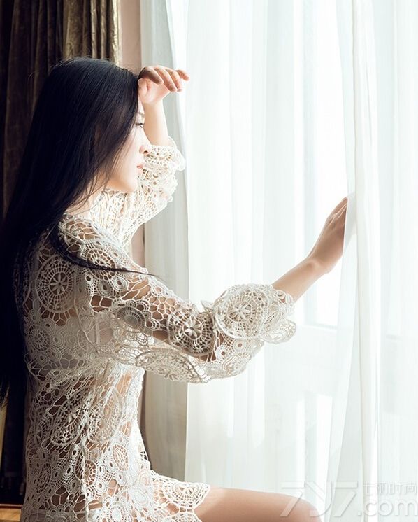 性感美女身穿火辣色红色内衣套装，大秀凹凸有致的好身材，一副迷离的表情更是迷醉人心。下面就一起看看这组性感娇嫩写真图片，妩媚尤物迷情绽放。
