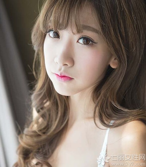 这组清纯美女性感室内写真图片，近乎完美的精致面容加上身穿白色唯美比基尼内衣，展示了另类的甜美容易，白皙肌肤以及浑圆丰胸，瞬间秒杀不少宅男，一举一动都是撩人心扉。分享清纯美女性感写真图片，小小林志玲秀唯美诱惑。