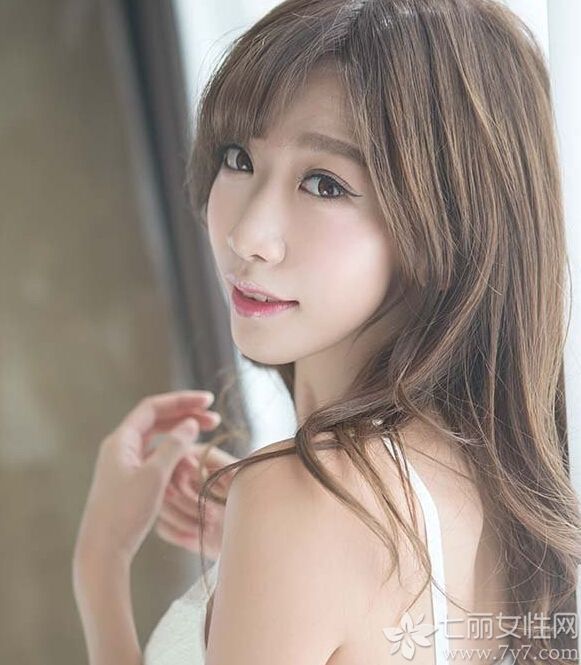 这组清纯美女性感室内写真图片，近乎完美的精致面容加上身穿白色唯美比基尼内衣，展示了另类的甜美容易，白皙肌肤以及浑圆丰胸，瞬间秒杀不少宅男，一举一动都是撩人心扉。分享清纯美女性感写真图片，小小林志玲秀唯美诱惑。