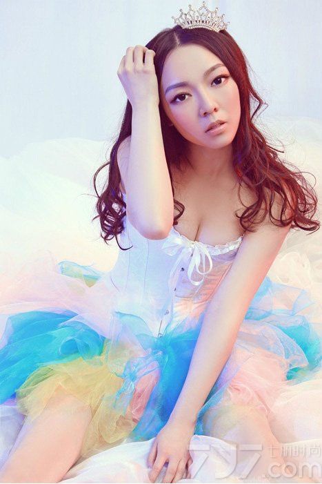 清纯校花上诱人私房照，轻薄网纱展现凹凸有致性感妖娆身姿，时而清纯时而妩媚。抹胸小礼服难裹半露酥胸，让人血脉喷张。