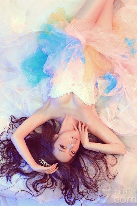 清纯校花上诱人私房照，轻薄网纱展现凹凸有致性感妖娆身姿，时而清纯时而妩媚。抹胸小礼服难裹半露酥胸，让人血脉喷张。