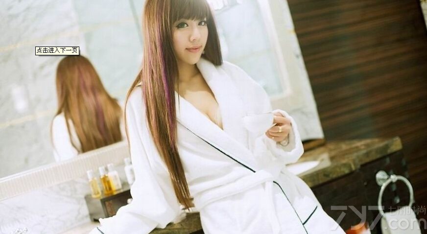 这组稚嫩娃娃的性感室内写真图片，沐浴后如同出水芙蓉一样的魅力，瞬间俘获不少心扉。虽有浴袍的包裹，但性感好身材依旧无法抵挡。特别是浑圆丰胸的致命气息，令男性们无法抵挡住诱惑入侵，分享稚嫩娃娃性感写真图片，浑圆丰胸尽显诱惑致命。