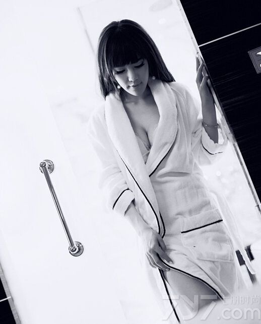 这组稚嫩娃娃的性感室内写真图片，沐浴后如同出水芙蓉一样的魅力，瞬间俘获不少心扉。虽有浴袍的包裹，但性感好身材依旧无法抵挡。特别是浑圆丰胸的致命气息，令男性们无法抵挡住诱惑入侵，分享稚嫩娃娃性感写真图片，浑圆丰胸尽显诱惑致命。