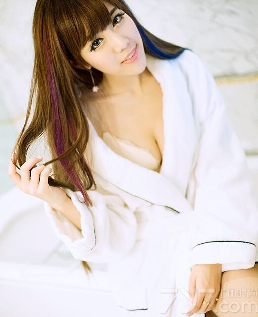 这组稚嫩娃娃的性感室内写真图片，沐浴后如同出水芙蓉一样的魅力，瞬间俘获不少心扉。虽有浴袍的包裹，但性感好身材依旧无法抵挡。特别是浑圆丰胸的致命气息，令男性们无法抵挡住诱惑入侵，分享稚嫩娃娃性感写真图片，浑圆丰胸尽显诱惑致命。