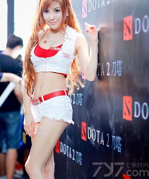 这组性感足球宝贝迷人写真图片，刚好符合了巴西世界杯的主题，多位性感美女穿着性感比基尼服饰展示了性感好身材，性感浑圆丰胸以及白皙肌肤令球迷为比赛尖叫的同时，带来一丝清凉解渴的力量，分享足球宝性感图片太劲，性感美女浑圆丰胸够迷人。