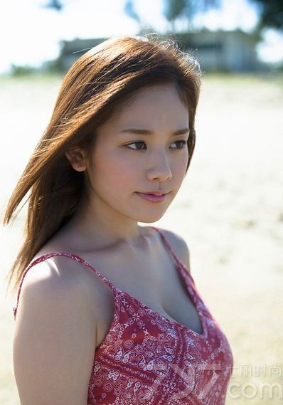 星座: 双鱼座
出生日期: 1994-03-06
出生地: 日本・東京都世田谷区
职业: 演员
更多外文名: 筧美和子 / かけい みわこ / みーこ（愛称）
日本美女一直都是以童颜巨乳闻名，可爱的脸蛋搭配上火辣的身材，无论男女都为之折服。日本嫩模筧美和子写真，新一代甜美胸器美女。