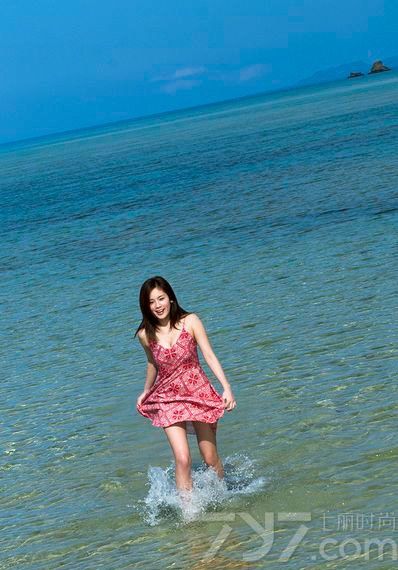 星座: 双鱼座
出生日期: 1994-03-06
出生地: 日本・東京都世田谷区
职业: 演员
更多外文名: 筧美和子 / かけい みわこ / みーこ（愛称）
日本美女一直都是以童颜巨乳闻名，可爱的脸蛋搭配上火辣的身材，无论男女都为之折服。日本嫩模筧美和子写真，新一代甜美胸器美女。