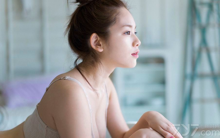 星座: 双鱼座
出生日期: 1994-03-06
出生地: 日本・東京都世田谷区
职业: 演员
更多外文名: 筧美和子 / かけい みわこ / みーこ（愛称）
日本美女一直都是以童颜巨乳闻名，可爱的脸蛋搭配上火辣的身材，无论男女都为之折服。日本嫩模筧美和子写真，新一代甜美胸器美女。