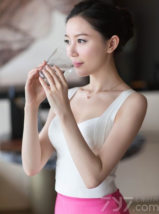 这位美女的长相给人一种十分知性的感觉，身穿家居服拍摄了一套性感写真，从容自信的笑容让你觉得平易近人。下面就一起来看看这组图片，阳光般的恬静酒窝女神。
