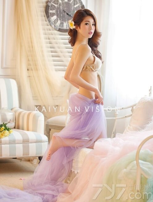 性感美女身穿各种不同的内衣都难掩丰满的上围，雪白的肌肤令人看后遐想连篇。下面就一起来看看这组热辣的写真图片吧！佳人秀出浑圆饱满的事业线更加魅惑难挡。
