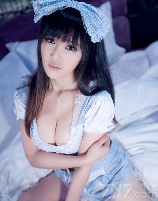 这位性感美女给人一种混血的感觉，身穿女仆装美丽又可爱，下面就一起来看看这组写真图片，春意盎然的粉嫩甜心公主比基尼给你带来更加清凉的视觉感受。
