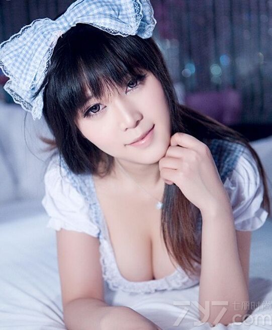 这位性感美女给人一种混血的感觉，身穿女仆装美丽又可爱，下面就一起来看看这组写真图片，春意盎然的粉嫩甜心公主比基尼给你带来更加清凉的视觉感受。
