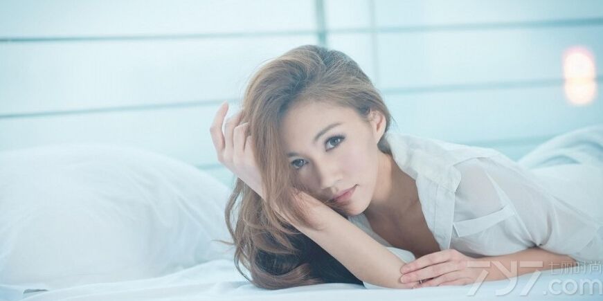 这组性感美女室内私房写真图片，宛如女神一样的姿态躺在床上，撩人诱惑的妩媚表情以及性感身材令宅男目不转睛，白衬衫半开展示出小露香肩的诱惑，性感长腿的魅力无人能及，分享性感美女私房写真图片，衬衫开衫露香肩诱惑。