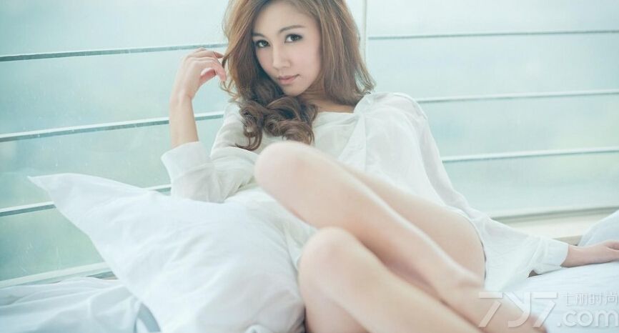 这组性感美女室内私房写真图片，宛如女神一样的姿态躺在床上，撩人诱惑的妩媚表情以及性感身材令宅男目不转睛，白衬衫半开展示出小露香肩的诱惑，性感长腿的魅力无人能及，分享性感美女私房写真图片，衬衫开衫露香肩诱惑。