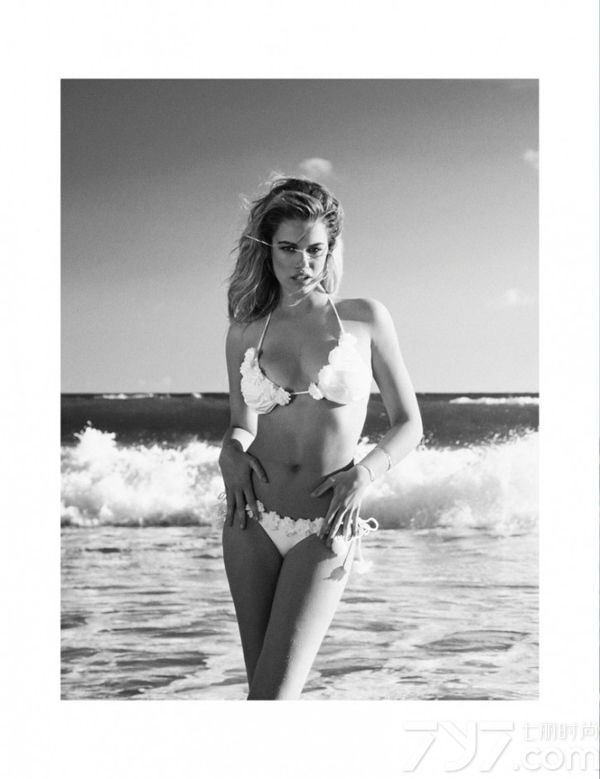 美国超模金发美女哈利·克劳森（Hailey Clauson）身穿性感蕾丝花边比基尼登《Galore》杂志，大秀傲人S曲线，八字奶诱惑撩人！